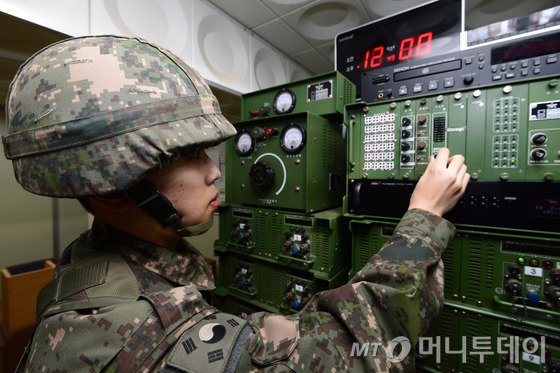 북한의 4차 핵실험에 대응하기 위해 정부가 지난해 8.25 합의 이후 중단했던 대북확성기 방송을 재개하기로 한 8일 오후 경기 중부전선 대북확성기 방송실에서 육군 장병들이 방송 기계를 작동시키고 있다. /사진=뉴스1