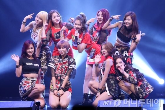 걸그룹 트와이스가 20일 오후 서울 광진구 광장동 악스코리아에서 열린 데뷔 쇼케이스에서 무대를 선보이고 있다.