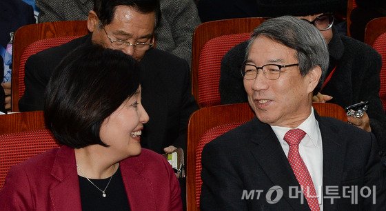  정운찬 전 총리(오른쪽)와 박영선 더불어민주당 의원. 2016.1.7/뉴스1  