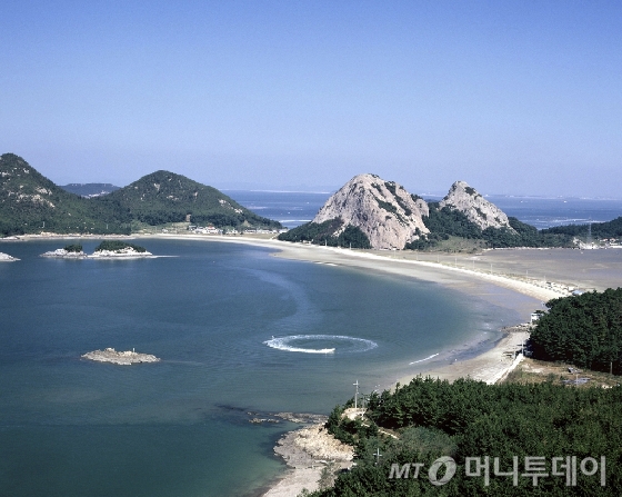 한국관광공사가 2월의 '걷기좋은길'로 선정한 전북지역 '구불길 8코스 고군산길'. /사진제공=한국관광공사