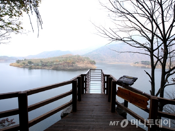 한국관광공사가 충북지역 1위 걷기좋은길로 선정한 '산막이옛길'. /사진제공=한국관광공사