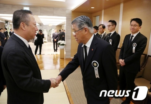 [사진]대한상의 박용만 회장과 악수하는 최신원 SKC회장