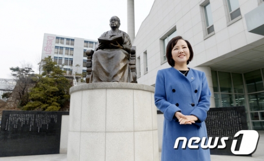 성신여대 심화진 총장이 29일 서울 성북구 성신여대 운정 리숙종 학원장 동상 앞에서 학교 역사에 대해 설명하고 있다. 2016.1.29/뉴스1 © News1 안은나 기자