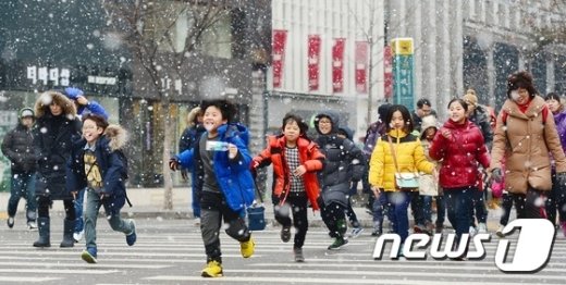 16일 오전 서울 종로구 광화문광장 일대에서 어린이들이 내리는 눈을 맞으며 뛰어가고 있다. 뉴스1 &copy; News1 민경석 기자