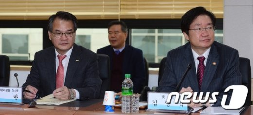 [사진]브리핑 듣는 김영석 해수부 장관-장만 해양환경관리공단 이사장