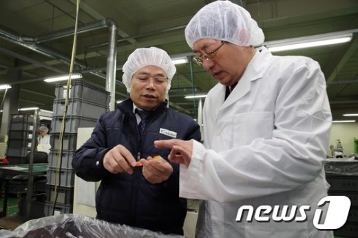 [사진]제품 확인하는 중소기업진흥공단 임채운 이사장