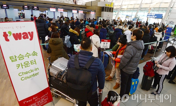  설 연휴를 앞둔 4일 오전 인천국제공항 출국장이 출국인으로 붐비고 있다.3일 인천공항공사에 따르면 5-10일 설 연휴기간 인천공항 이용객은 총 103만3,000명에 달할 것으로 집계됐다. 이는 지난해 설 연휴 이용객보다 16.6%늘어난 수치다. 2016.2.4/뉴스1  &lt;저작권자 &amp;copy; 뉴스1코리아, 무단전재 및 재배포 금지&gt;