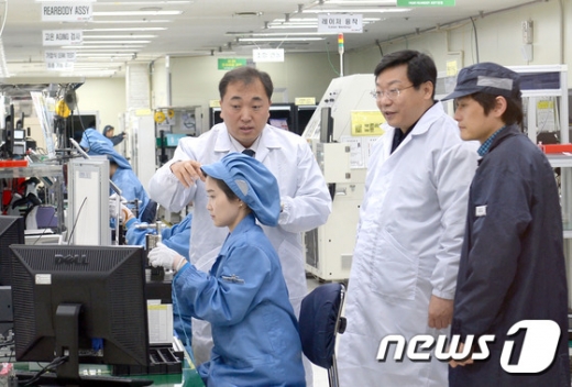 [사진]제품설명 듣는 주형환 산업통상자원부 장관