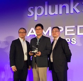 유훈상 위즈코어 상무(사진 가운데)가 Splunk GPS 2016에서 '북아시아 최고 파트너상'을 수상한 뒤 기념 촬영을 하고 있다/사진제공=위즈코어