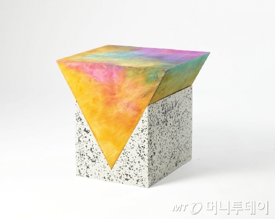 프레데릭 폴슨의 작품인 'Occasional Table from the PRISM Series'.