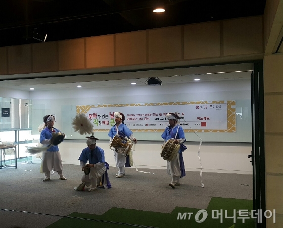 24일 오후 서울 강남구 '이노레드' 사옥에서 연희집단 '더 광대'가 직장배달콘서트의 일환으로 신명나는 풍물놀이를 선보이고 있다. /사진=박다해 기자