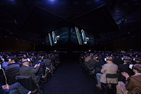 지난 21일(현지시간) 삼성전자의 갤럭시 언팩 행사에서 참석자들이 '기어 VR'를 착용하고 가상현실을 통해 '갤럭시 S7' 소개영상을 즐기고 있다. 