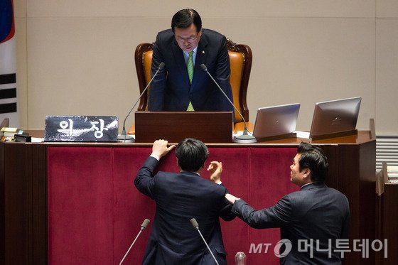 이종걸 더불어민주당 원내대표가 2일 서울 여의도 국회에서 속개된 제340회국회(임시회) 제7차 본회의 중 정의화 국회의장의 발언에 항의하고 있다. 오른쪽은 이를 말리는 원유철 새누리당 원내대표. /사진=뉴스1