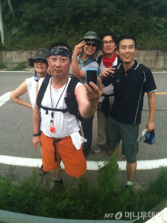 박용만 (주)두산 회장이2010년 강원도 장평-진부 구간 트래킹을 마치고 임직원들과 기념촬영을 했다.