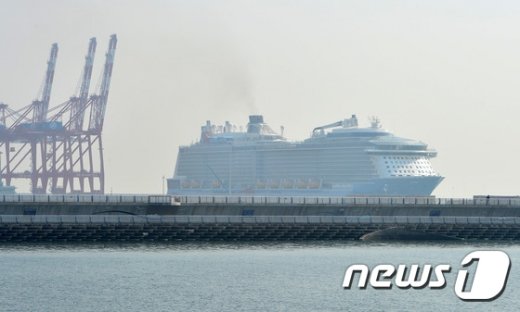 [사진]인천신항에 입항한 호화여객선