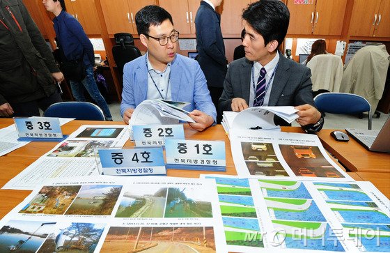  8일 오전 전북지방경찰청 브리핑룸에서 교통조사계 경찰들이 고급 외제차를 물속에 빠뜨리고 억대 보험금을 편취한 형제들을 검거하고 증거품을 공개하고 있다. 스킨스쿠버 자격증을 보유한 이들은 중고 외제차를 헐값에 구입해 고의로 바다와 하천에 차량을 빠뜨려 1억 5천만원 상당의 보험금을 편취했다.2015.4.8/뉴스1