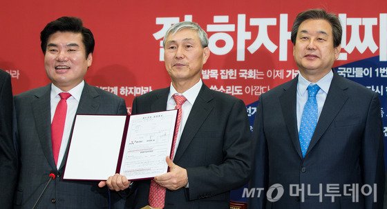  바둑기사 조훈현 9단이 10일 서울 여의도 국회에서 열린 새누리당 최고위원회의에 참석해 입당원서를 제출, 당 지도부와 함께 포즈를 취하고 있다. 2016.3.10/뉴스1  <저작권자 &#169; 뉴스1코리아, 무단전재 및 재배포 금지>
