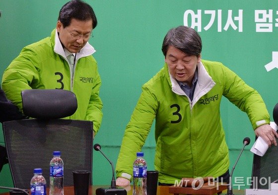  국민의당 안철수, 천정배 공동대표가 18일 서울 여의도 국회 의원회관에서 열린 최고위원회의에 참석하고 있다. 2016.3.18/뉴스1