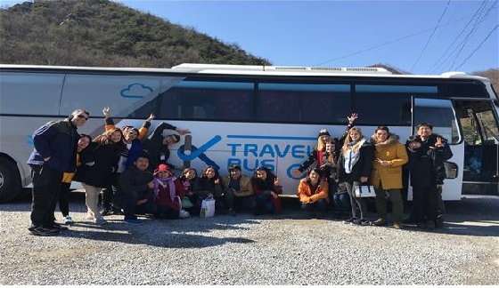 경북 코스를 시범 운영 중인 케이 트래블버스(K-Travel Bus)에 탑승한 외국인 관광객들이 즐겁게 국내 관광을 하고 있다. /사진제공=문화체육관광부