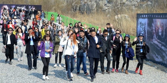 국내 항공 단체관광 사상 역대 최대인 중국인 관광객인 아오란 그룹 임직원들이 27일 오후 드라마 '별에서 온 그대' 촬영지인 인천 연수구 송도석산을 둘러보고 있다. /사진=뉴스1