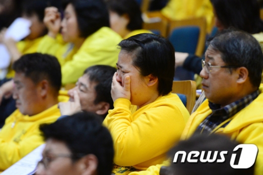 29일 서울 중구 서울시청에서 열린 4.16세월호참사 특별조사위원회 제2차 청문회에서 유가족이 눈물을 흘리고있다/사진=뉴스1