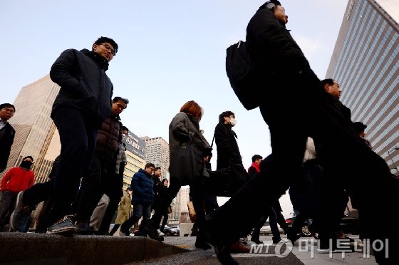 서울 광화문네거리에서 직장인들이 출근하고 있다. /사진제공=뉴스1&lt;br&gt;