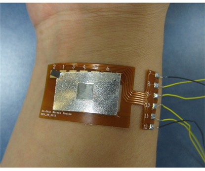 피부부착형 유연 스트레스 패치 소자 부착/사진=KAIST