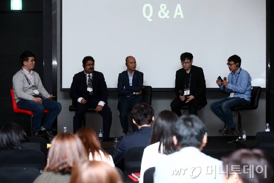 28일 서울 여의도 콘래드호텔에서 열린 머니투데이 주최 글로벌 콘퍼런스 '2016 키플랫폼'의 분과세션4 '미디어: 국경을 넘어'에서 발표자들이 질의 응답을 받고 있다. 왼쪽부터 유재석 모비인사이드 콘텐츠 디렉터, 마유르 세크하르 즈하 뉴스미디어 최고경영자, 저우 잉 란커지 최고경영자, 위 빈 1인매체 기자, 양 스지에 1인매체 기자 /사진=임성균 기자