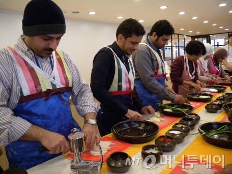 한국아랍소사이어티를 통해 한국을 찾은 사우디아라비아 청년들이 한식 만들기 체험을 하고 있다. /사진제공=한국아랍소사이어티<br>
