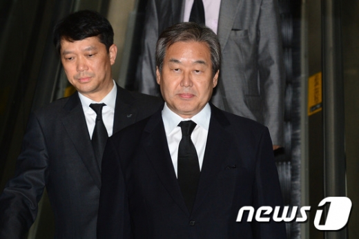 [사진]故 구태회 회장 빈소 나서는 김무성 전 대표 '어두운 표정'