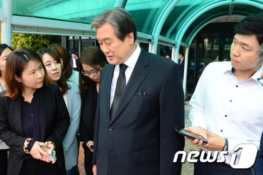 [사진]취재진에 둘러싸인 김무성 전 대표