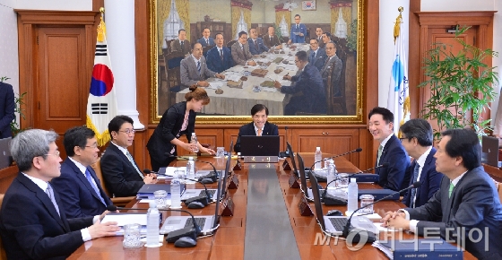 이주열 한국은행 총재와 금통위원들이 13일 오전 서울 중구 남대문로 한국은행에서 열린 금융통화위원회에 본회의에 앞서 환담을 하고 있다. /사진=이기범 기자<br>