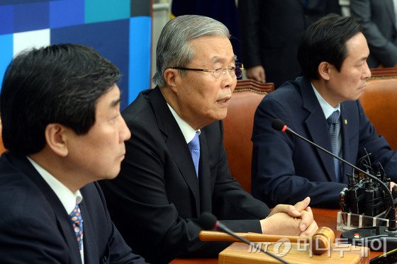  김종인 더불어미주당 비대위 대표가 20일 오전 서울 여의도 국회에서 열린 비상대책위원회의에서 모두발언을 하고 있다. 2016.5.20/뉴스1  