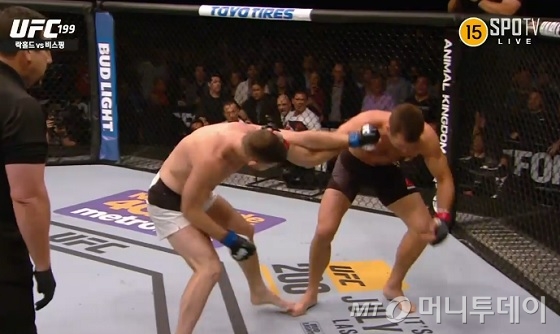 마이클 비스핑, UFC 미들급 챔피언 등극…락홀드에 KO승 - 머니투데이 마이클 비스핑, Ufc 미들급 챔피언 등극…락홀드에 Ko승 - 머니투데이