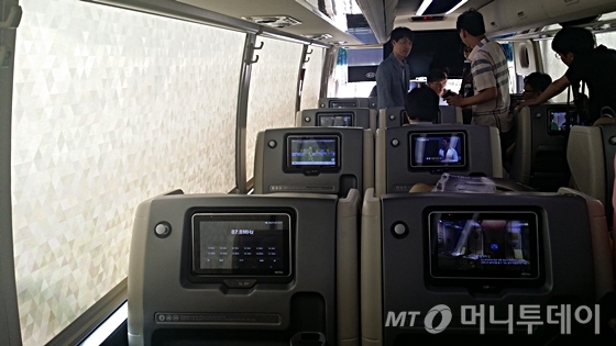 기아자동차 프리미엄 고속버스 좌석에 개인별 모니터가 설치돼 있다. /사진=신현우 기자