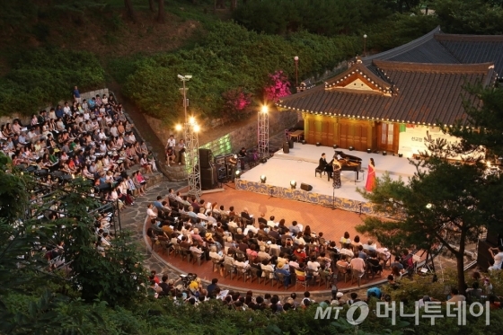 지난해 강릉 선교장에서 열린 제12회 대관령국제음악제 야외공연 모습 /사진제공=강원문화재단
