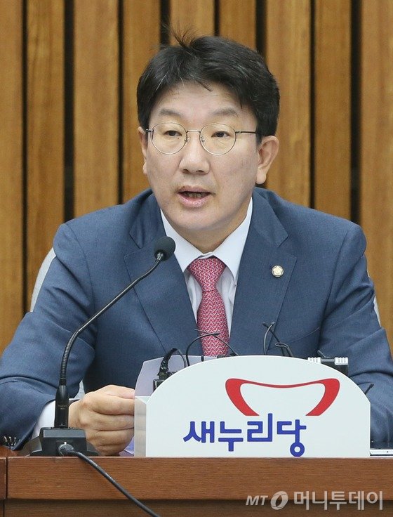  권성동 새누리당 사무총장이 21일 서울 여의도 국회에서 열린 원내대책회의에서 발언을 하고 있다.2016.6.21/뉴스1  