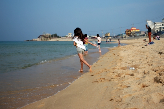 강원 강릉시 주문진의 한 해수욕장에서 아이들이 뛰어놀고 있다. /사진제공=한국관광공사