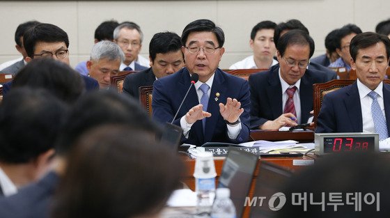  이기권 고용노동부 장관이 29일 서울 여의도 국회에서 열린 환경노동위원회 전체회의에서 의원들의 질의에 답하고 있다. 사진=뉴스1.