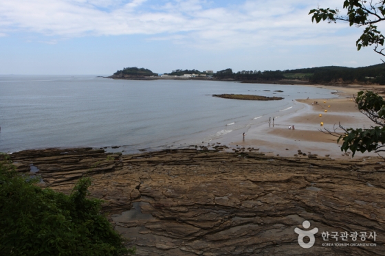 전북 부안군 변산면 격포리에 위치한 해수욕장. 마치 수만 권의 책을 쌓은 것 같은 수직암벽이 형성돼있다. /사진제공=한국관광공사