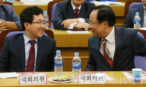  새누리당 이주영, 김용태 의원이 29일 서울 여의도 국회 의원회관에서 열린 새누리당 중앙위원회 혁신을 위한 대토론회에서 인사를 나누고 있다./뉴스1