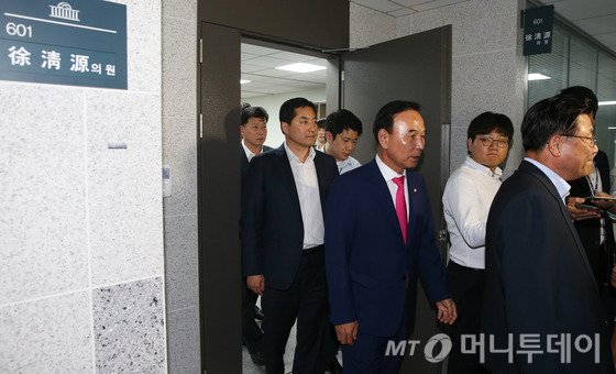  새누리당 친박(親박근혜)계 의원들이 5일 당내 최다선인 서청원 의원에게 차기 당대표 경선에 출마해달라고 공식적으로 요청한 뒤 서울 여의도 국회 의원회관 서 의원실에서 나오고 있다. 정갑윤·조원진·이장우·이우현·함진규 등 친박계 의원 10여명은 이날 오후 의원회관 내 서 의원실을 찾아 서 의원에게 당대표 출마를 요청했으나 서 의원이 거부 한 것으로 전해졌다. 2016.7.5/뉴스1  