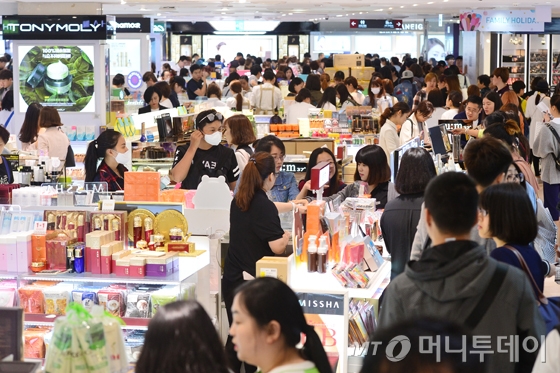 지난 5월 6일 오후 노동절 연휴를 맞아 우리나라를 방문한 유커들이 서울 중구 롯데백화점 면세점에서 쇼핑을 즐기고 있다./사진=뉴스1