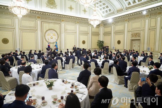  박근혜 대통령이 8일 청와대에서 열린 새누리당 지도부 및 국회의원 오찬에서 인사말을 하고 있다. (청와대 제공) 2016.7.8/뉴스1   