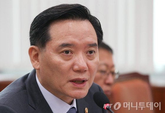  김현웅 법무부 장관이 11일 서울 여의도 국회에서 열린 법제사법위원회에서 의원들의 질의에 답하고 있다. 2016.7.11/뉴스1