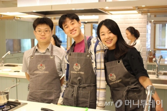 자기계발의 날에 오티스타 디자이너들과 함께 앞치마를 두르고 요리실습을 진행하고 있는 박혜성이사(오른쪽) 사진제공=오티스타