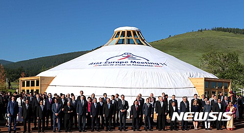 16일 몽골 울란바토르의 대형 게르(몽골 전통가옥) 앞에서 제11차 ASEM(아셈·아시아·유럽미팅) 정상회의에 참석한 정상들이 단체 기념촬영을 하고 있다./ 사진=뉴시스