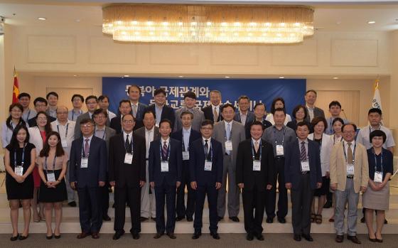 16일 순천향대 공자아카데미가 충남 아산시 온양제일호텔에서 개최한 '2016 동북아 국제관계 및 문화교류 국제학술세미나'에서 중국, 일본학자 15명, 국내학자 13명 등 100여 명이 참가한 가운데 총 30여 편 주제발표가 진행됐다.
