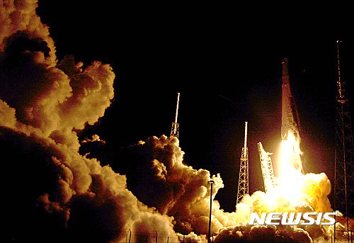 미국 민간우주개발사 스페이스X는 18일(현지시간) 팰컨9 로켓을 플로리다주 케이프커내버럴 미 공군기지에서 발사했다. /사진=뉴시스