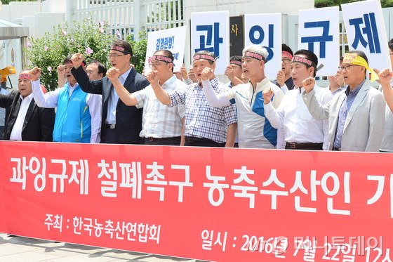  22일 오후 서울 종로구 정부서울청사 앞에서 열린 김영란법 과잉규제철폐 촉구 기자회견에서 한국농축산연합회 회원들이 국내산 농축수산물을 김영란법에서 제외시켜 줄 것을 촉구하고 있다. 2016.7.22/뉴스1  